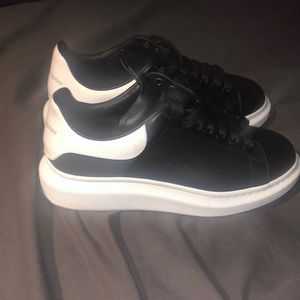Alexander McQueens Size 8